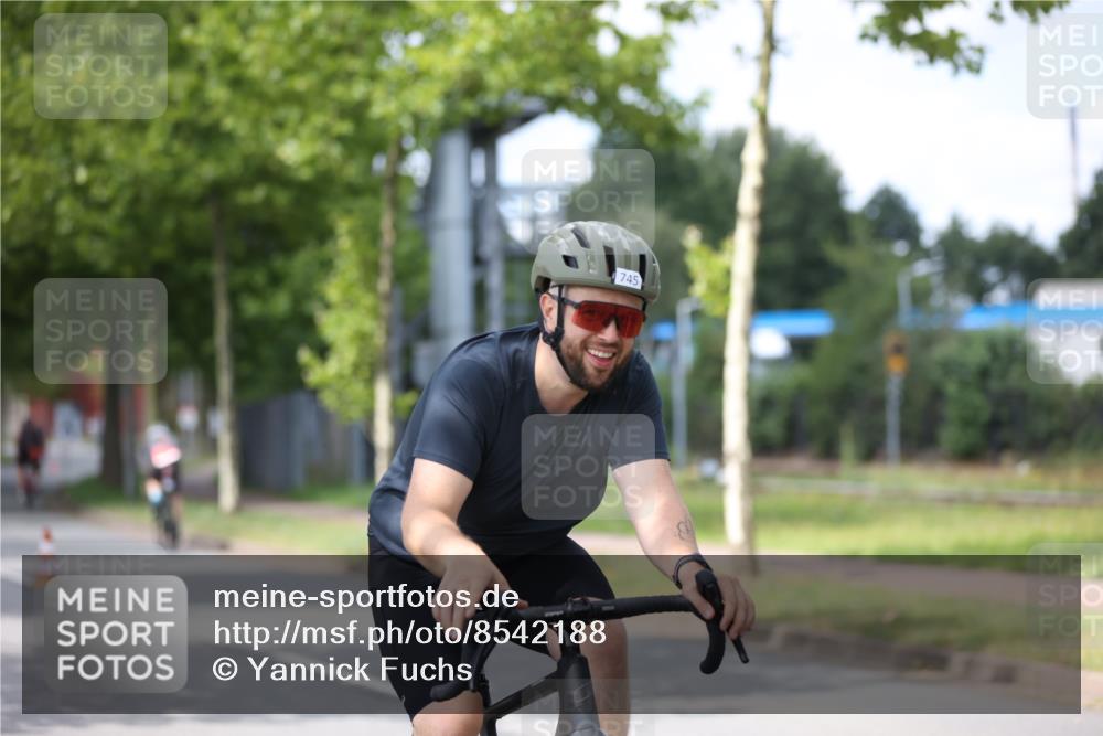 10.08.2025 - GEWOBA Citytriathlon Bremen Yannick Fuchs http://msf.ph/oto/8542188 10.08.2025 12:47:40 Radfahren 566, 587, 590, 654, 745, 753, 801, 884, 916, 943, 951 meine-sportfotos.de