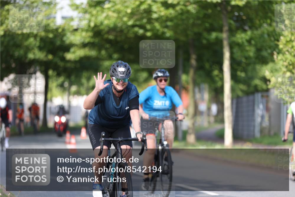 10.08.2025 - GEWOBA Citytriathlon Bremen Yannick Fuchs http://msf.ph/oto/8542194 10.08.2025 10:40:04 Radfahren 55, 57, 61, 77, 79, 91, 135, 143, 197, 227, 398, 496 meine-sportfotos.de