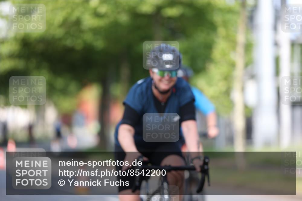 10.08.2025 - GEWOBA Citytriathlon Bremen Yannick Fuchs http://msf.ph/oto/8542200 10.08.2025 10:40:04 Radfahren 55, 57, 61, 77, 79, 91, 135, 143, 197, 227, 398, 496 meine-sportfotos.de