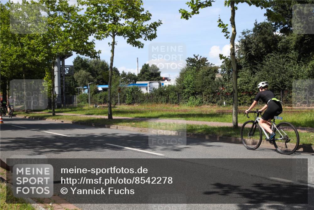 10.08.2025 - GEWOBA Citytriathlon Bremen Yannick Fuchs http://msf.ph/oto/8542278 10.08.2025 14:31:30 Radfahren 97, 187, 271, 291, 324, 379, 407, 419, 434, 439, 469, 470, 475, 485, 509, 523 meine-sportfotos.de