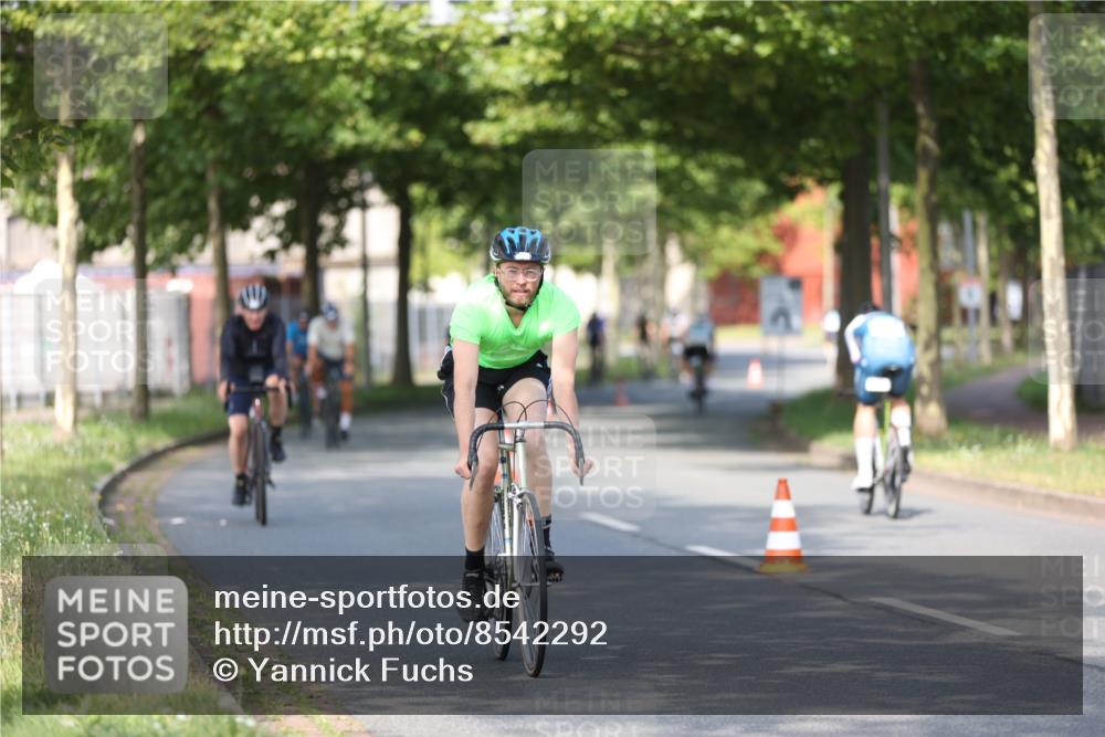 10.08.2025 - GEWOBA Citytriathlon Bremen Yannick Fuchs http://msf.ph/oto/8542292 10.08.2025 10:40:19 Radfahren 1, 11, 39, 47, 61, 65, 79, 91, 125, 135, 197, 227, 229 meine-sportfotos.de