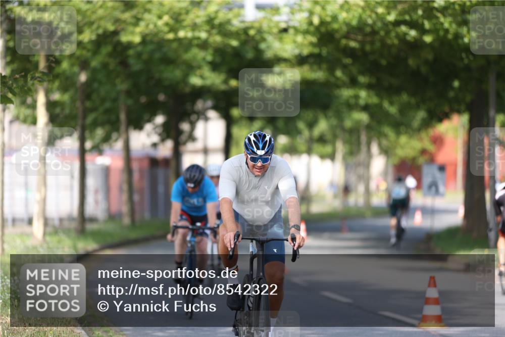 10.08.2025 - GEWOBA Citytriathlon Bremen Yannick Fuchs http://msf.ph/oto/8542322 10.08.2025 10:40:23 Radfahren 1, 11, 39, 47, 61, 65, 125, 135, 197, 229 meine-sportfotos.de