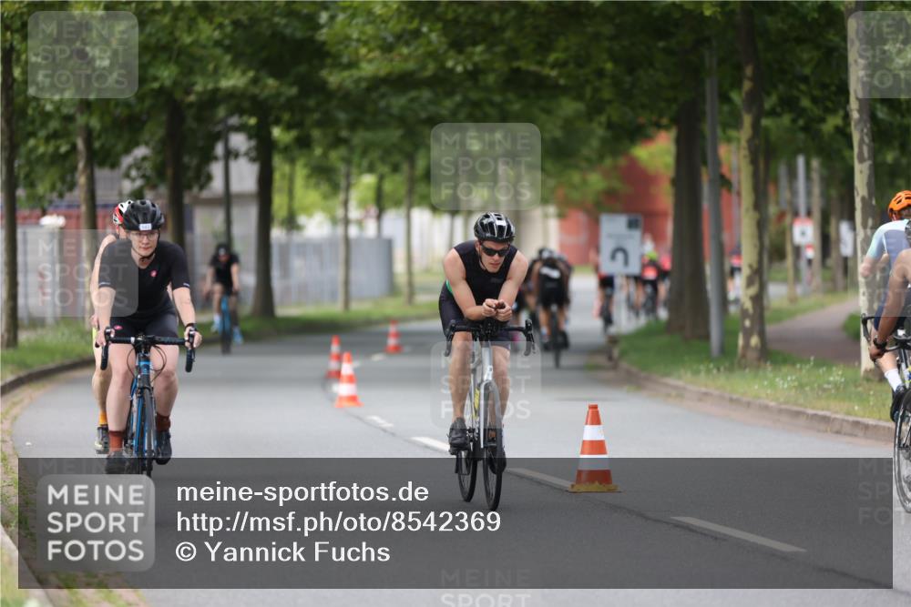 10.08.2025 - GEWOBA Citytriathlon Bremen Yannick Fuchs http://msf.ph/oto/8542369 10.08.2025 12:48:00 Radfahren 587, 590, 656, 679, 767, 884, 916, 927, 941, 943 meine-sportfotos.de