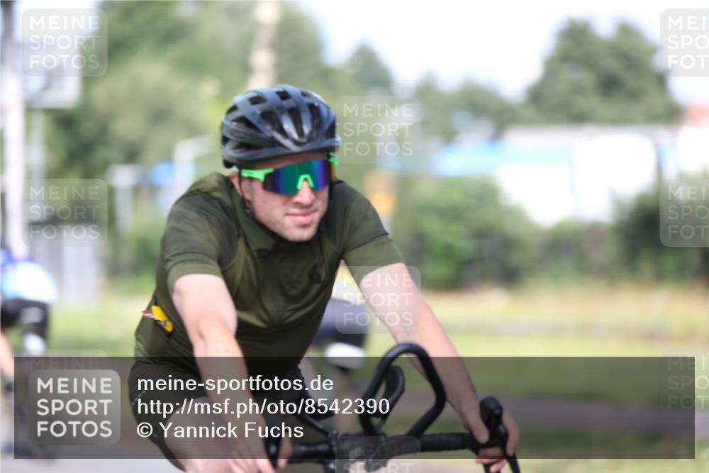 10.08.2025 - GEWOBA Citytriathlon Bremen Yannick Fuchs http://msf.ph/oto/8542390 10.08.2025 10:40:32 Radfahren 1, 23, 39, 47, 65, 125, 229, 368, 505 meine-sportfotos.de