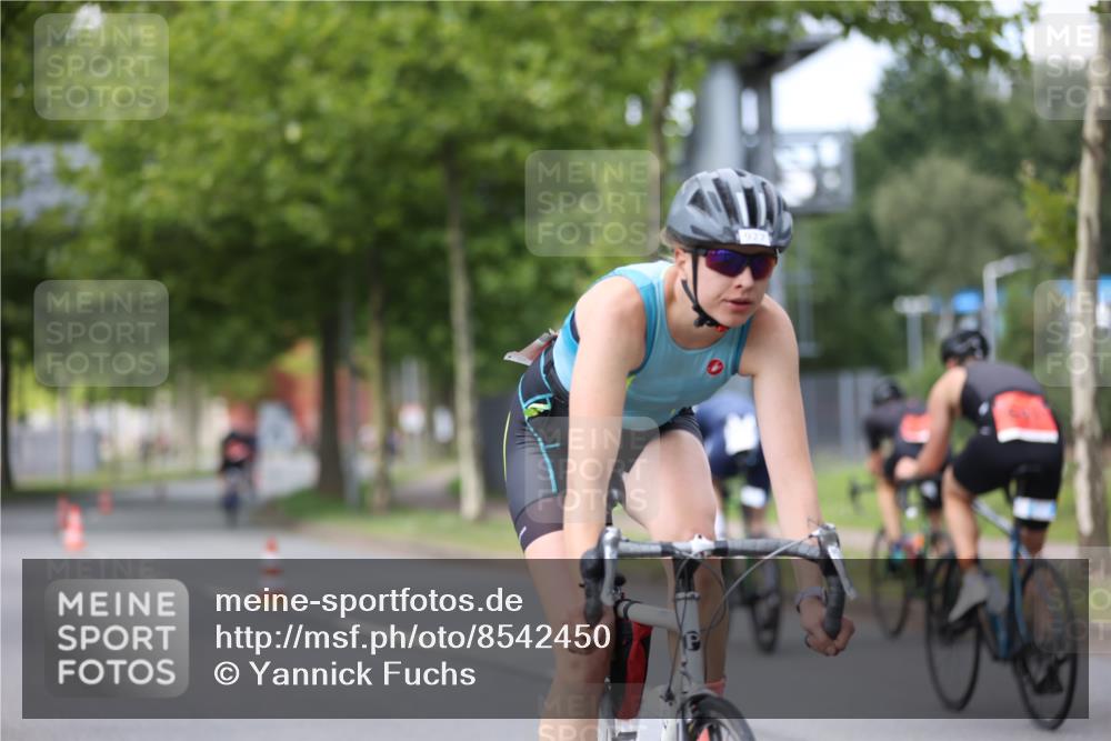 10.08.2025 - GEWOBA Citytriathlon Bremen Yannick Fuchs http://msf.ph/oto/8542450 10.08.2025 12:48:12 Radfahren 656, 699, 767, 927, 941 meine-sportfotos.de