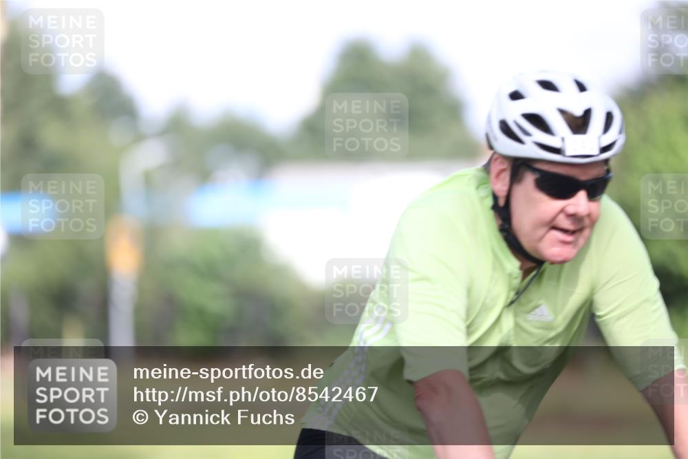 10.08.2025 - GEWOBA Citytriathlon Bremen Yannick Fuchs http://msf.ph/oto/8542467 10.08.2025 10:40:50 Radfahren 23, 67, 73, 139, 141, 237, 368, 431, 505 meine-sportfotos.de