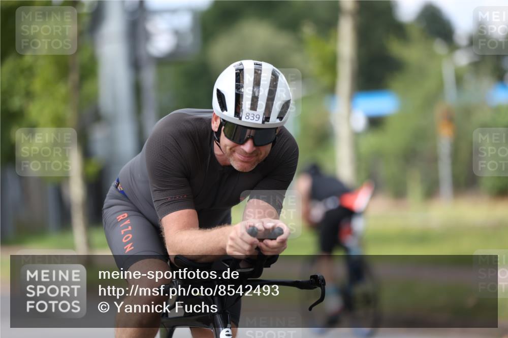 10.08.2025 - GEWOBA Citytriathlon Bremen Yannick Fuchs http://msf.ph/oto/8542493 10.08.2025 12:48:29 Radfahren 564, 630, 839, 876, 1026 meine-sportfotos.de