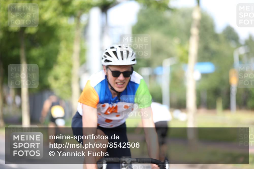 10.08.2025 - GEWOBA Citytriathlon Bremen Yannick Fuchs http://msf.ph/oto/8542506 10.08.2025 10:40:57 Radfahren 37, 67, 73, 139, 141, 153, 203, 237, 369, 431 meine-sportfotos.de