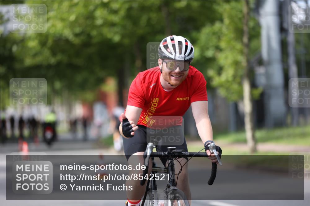 10.08.2025 - GEWOBA Citytriathlon Bremen Yannick Fuchs http://msf.ph/oto/8542521 10.08.2025 12:48:36 Radfahren 564, 616, 627, 630, 657, 687, 717, 793, 839, 857, 876, 897, 932, 1026 meine-sportfotos.de