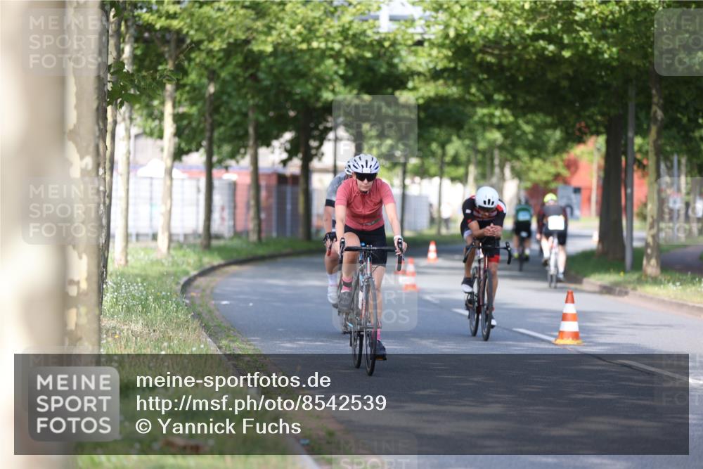 10.08.2025 - GEWOBA Citytriathlon Bremen Yannick Fuchs http://msf.ph/oto/8542539 10.08.2025 10:41:05 Radfahren 37, 73, 139, 153, 203, 237, 369, 431 meine-sportfotos.de