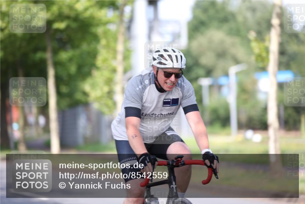10.08.2025 - GEWOBA Citytriathlon Bremen Yannick Fuchs http://msf.ph/oto/8542559 10.08.2025 10:41:07 Radfahren 37, 73, 139, 153, 203, 237, 369 meine-sportfotos.de