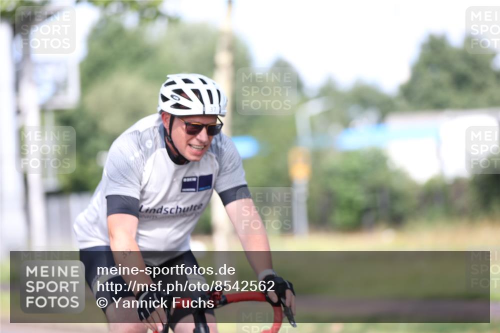 10.08.2025 - GEWOBA Citytriathlon Bremen Yannick Fuchs http://msf.ph/oto/8542562 10.08.2025 10:41:07 Radfahren 37, 73, 139, 153, 203, 237, 369 meine-sportfotos.de