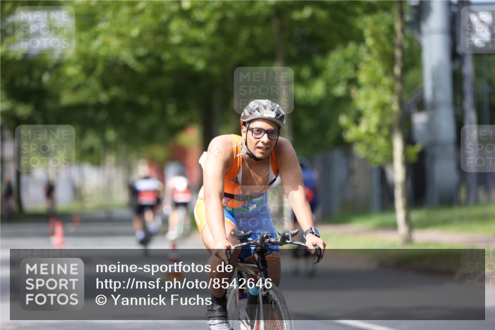 10.08.2025 - GEWOBA Citytriathlon Bremen Yannick Fuchs http://msf.ph/oto/8542646 10.08.2025 12:48:49 Radfahren 564, 578, 616, 621, 627, 630, 649, 655, 657, 687, 717, 788, 793, 857, 876, 897, 932, 1010, 1026 meine-sportfotos.de