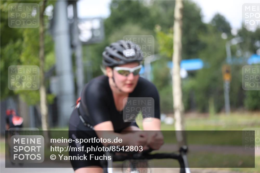 10.08.2025 - GEWOBA Citytriathlon Bremen Yannick Fuchs http://msf.ph/oto/8542803 10.08.2025 12:49:09 Radfahren 593, 641, 649, 682, 806, 840, 863, 950, 1010, 1027 meine-sportfotos.de