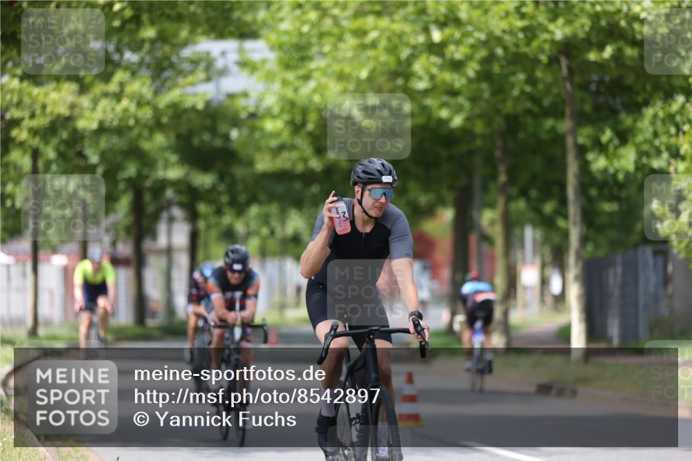 10.08.2025 - GEWOBA Citytriathlon Bremen Yannick Fuchs http://msf.ph/oto/8542897 10.08.2025 12:49:27 Radfahren 560, 593, 702, 715, 774, 806, 840, 841, 873, 888, 942 meine-sportfotos.de