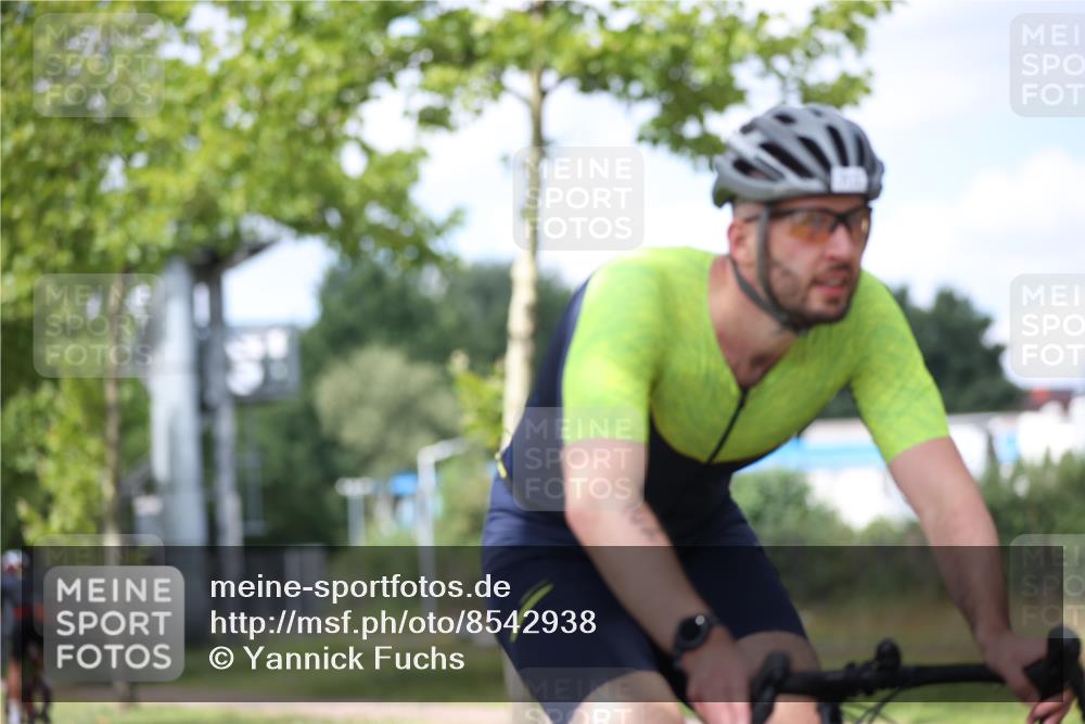 10.08.2025 - GEWOBA Citytriathlon Bremen Yannick Fuchs http://msf.ph/oto/8542938 10.08.2025 12:49:31 Radfahren 560, 593, 637, 702, 715, 774, 806, 840, 841, 873, 888, 922, 942 meine-sportfotos.de
