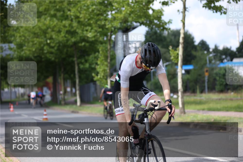 10.08.2025 - GEWOBA Citytriathlon Bremen Yannick Fuchs http://msf.ph/oto/8543065 10.08.2025 12:49:48 Radfahren 552, 637, 648, 666, 688, 689, 692, 715, 741, 856, 873, 922, 959 meine-sportfotos.de