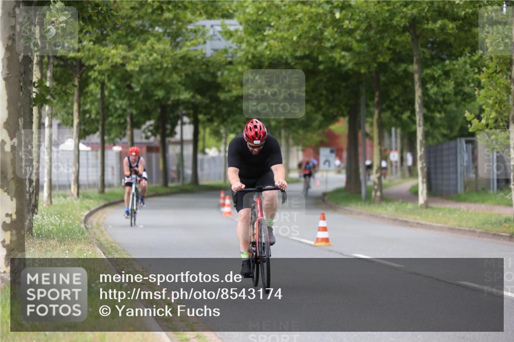 10.08.2025 - GEWOBA Citytriathlon Bremen Yannick Fuchs http://msf.ph/oto/8543174 10.08.2025 12:50:04 Radfahren 552, 688, 692, 722, 741, 752, 838, 935, 959 meine-sportfotos.de