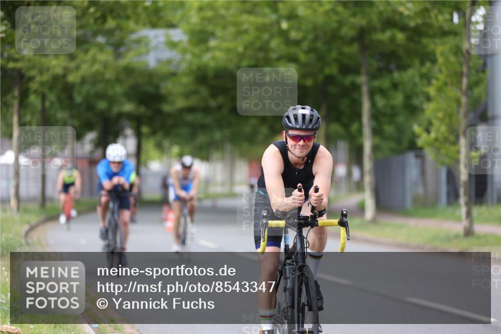 10.08.2025 - GEWOBA Citytriathlon Bremen Yannick Fuchs http://msf.ph/oto/8543347 10.08.2025 12:50:33 Radfahren 553, 584, 626, 735, 770, 820, 824, 836, 859, 867, 914, 1016 meine-sportfotos.de