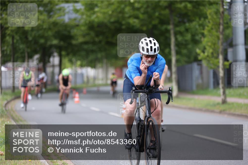 10.08.2025 - GEWOBA Citytriathlon Bremen Yannick Fuchs http://msf.ph/oto/8543360 10.08.2025 12:50:34 Radfahren 553, 584, 626, 735, 770, 820, 824, 836, 859, 867, 914, 1016 meine-sportfotos.de