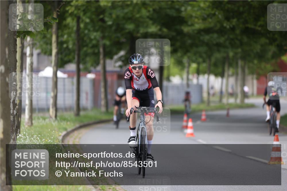 10.08.2025 - GEWOBA Citytriathlon Bremen Yannick Fuchs http://msf.ph/oto/8543501 10.08.2025 12:51:06 Radfahren 551, 681, 719, 768, 776, 894, 924 meine-sportfotos.de