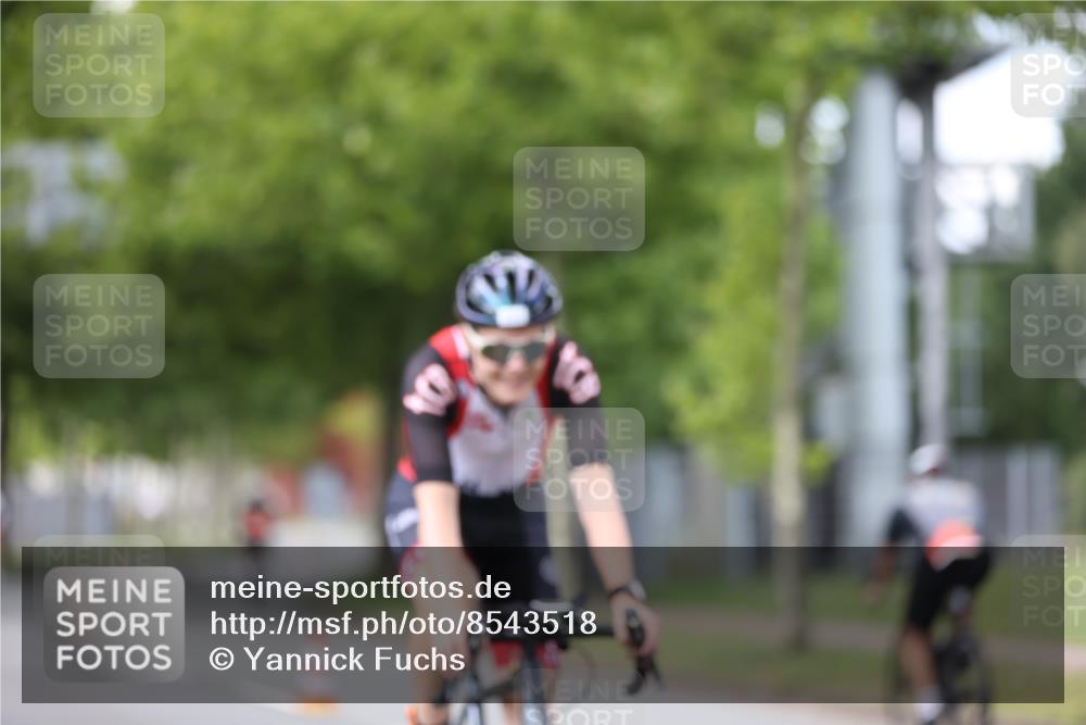10.08.2025 - GEWOBA Citytriathlon Bremen Yannick Fuchs http://msf.ph/oto/8543518 10.08.2025 12:51:07 Radfahren 551, 681, 719, 768, 776, 894, 924 meine-sportfotos.de
