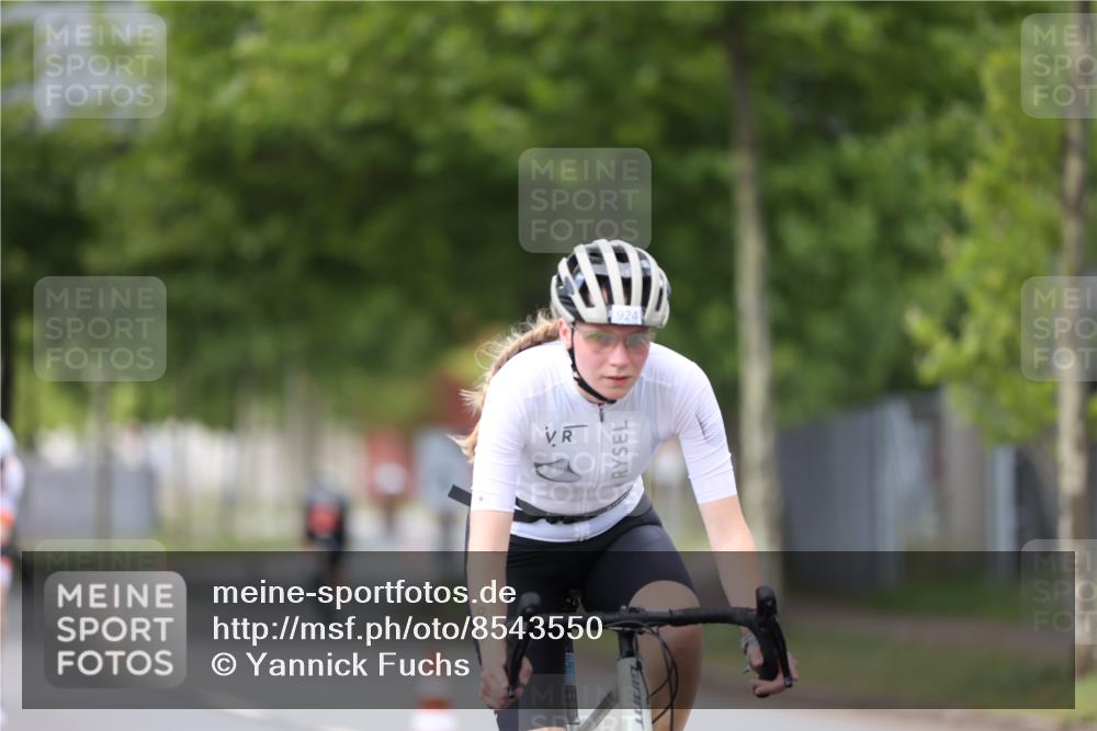 10.08.2025 - GEWOBA Citytriathlon Bremen Yannick Fuchs http://msf.ph/oto/8543550 10.08.2025 12:51:11 Radfahren 551, 681, 719, 768, 776, 894, 924 meine-sportfotos.de
