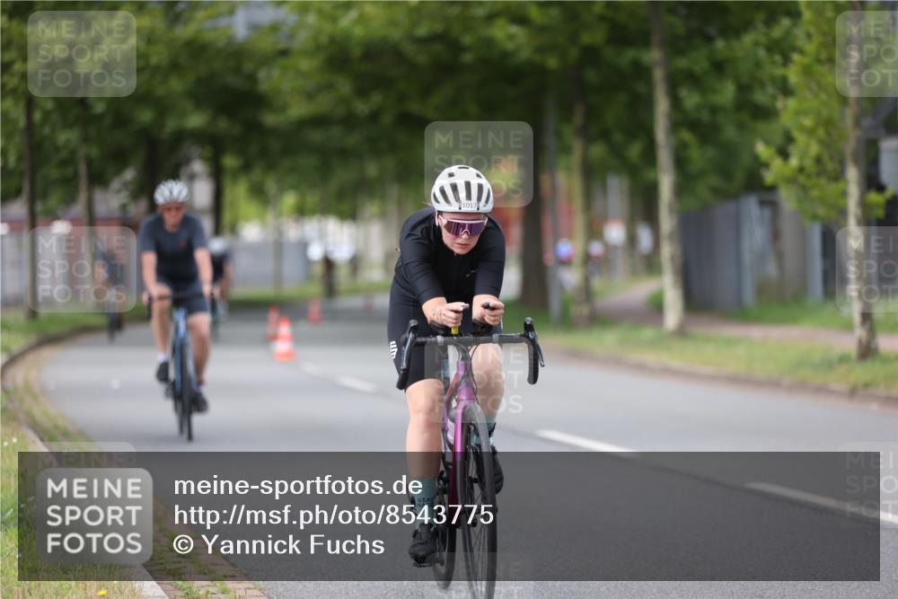 10.08.2025 - GEWOBA Citytriathlon Bremen Yannick Fuchs http://msf.ph/oto/8543775 10.08.2025 12:52:10 Radfahren 664, 708, 738, 891, 905, 973, 977, 1017, 1037 meine-sportfotos.de