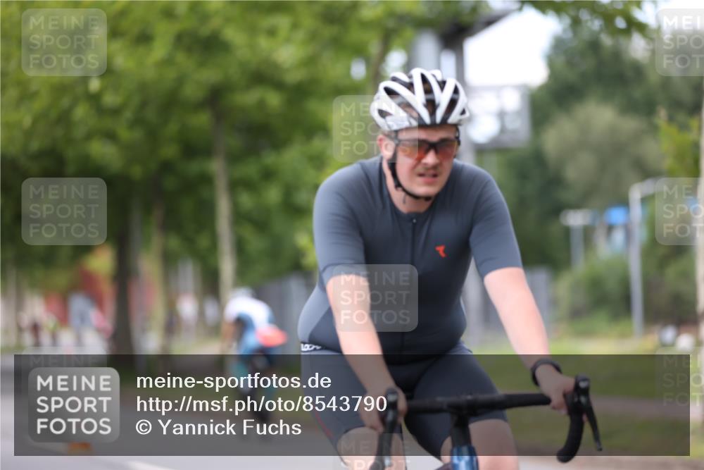 10.08.2025 - GEWOBA Citytriathlon Bremen Yannick Fuchs http://msf.ph/oto/8543790 10.08.2025 12:52:11 Radfahren 664, 708, 738, 891, 905, 973, 977, 1017, 1037 meine-sportfotos.de