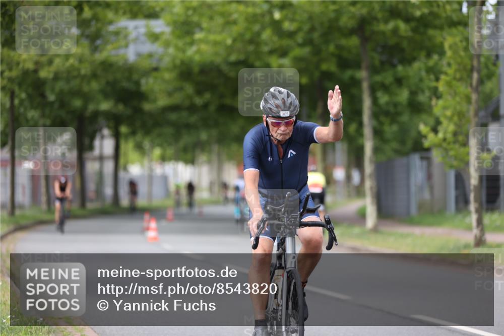 10.08.2025 - GEWOBA Citytriathlon Bremen Yannick Fuchs http://msf.ph/oto/8543820 10.08.2025 12:52:15 Radfahren 599, 603, 701, 708, 738, 834, 858, 891, 905, 973, 977, 1017, 1037 meine-sportfotos.de