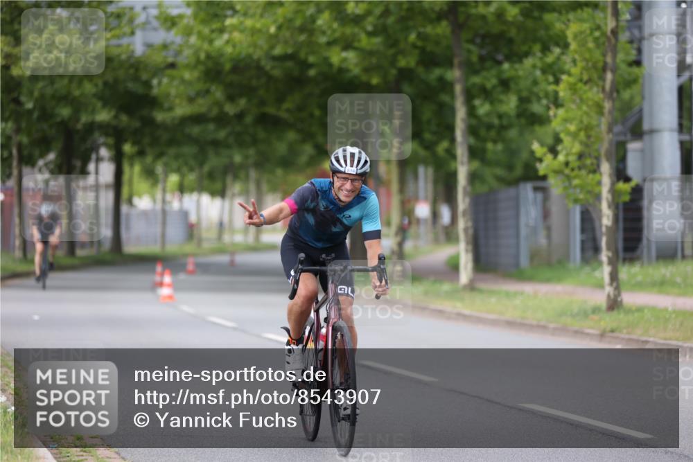 10.08.2025 - GEWOBA Citytriathlon Bremen Yannick Fuchs http://msf.ph/oto/8543907 10.08.2025 12:52:27 Radfahren 599, 603, 639, 701, 834, 858, 891, 1037 meine-sportfotos.de
