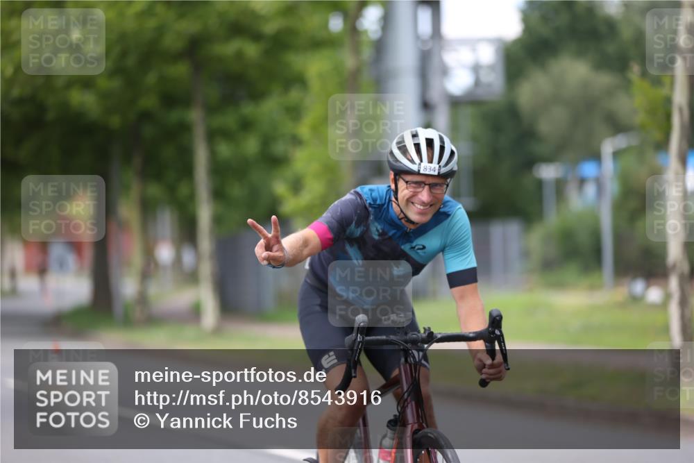 10.08.2025 - GEWOBA Citytriathlon Bremen Yannick Fuchs http://msf.ph/oto/8543916 10.08.2025 12:52:27 Radfahren 599, 603, 639, 701, 834, 858, 891, 1037 meine-sportfotos.de