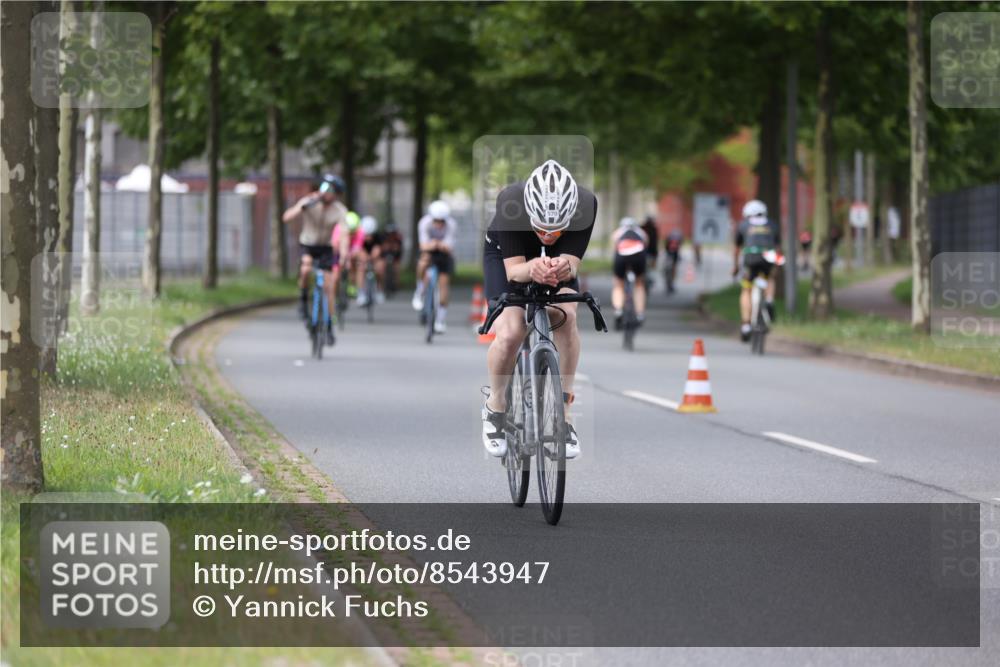 10.08.2025 - GEWOBA Citytriathlon Bremen Yannick Fuchs http://msf.ph/oto/8543947 10.08.2025 12:52:41 Radfahren 565, 579, 635, 639, 642, 686, 763, 915, 919, 956 meine-sportfotos.de