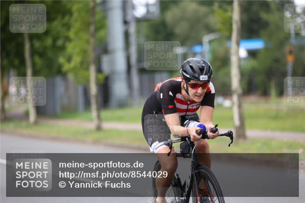 10.08.2025 - GEWOBA Citytriathlon Bremen Yannick Fuchs http://msf.ph/oto/8544029 10.08.2025 12:52:55 Radfahren 565, 635, 642, 686, 763, 833, 895, 915, 919, 956 meine-sportfotos.de