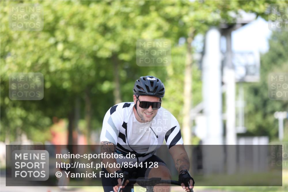 10.08.2025 - GEWOBA Citytriathlon Bremen Yannick Fuchs http://msf.ph/oto/8544128 10.08.2025 10:56:04 Radfahren 69, 93, 99, 119, 207, 429, 464, 466, 485, 497 meine-sportfotos.de