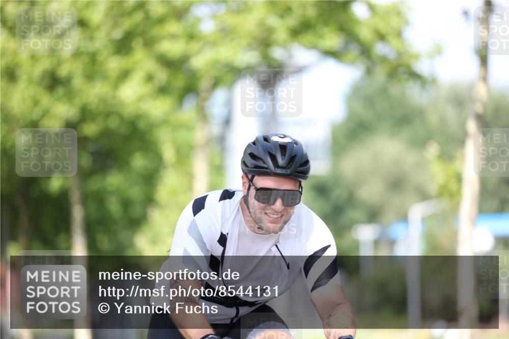 10.08.2025 - GEWOBA Citytriathlon Bremen Yannick Fuchs http://msf.ph/oto/8544131 10.08.2025 10:56:04 Radfahren 69, 93, 99, 119, 207, 429, 464, 466, 485, 497 meine-sportfotos.de