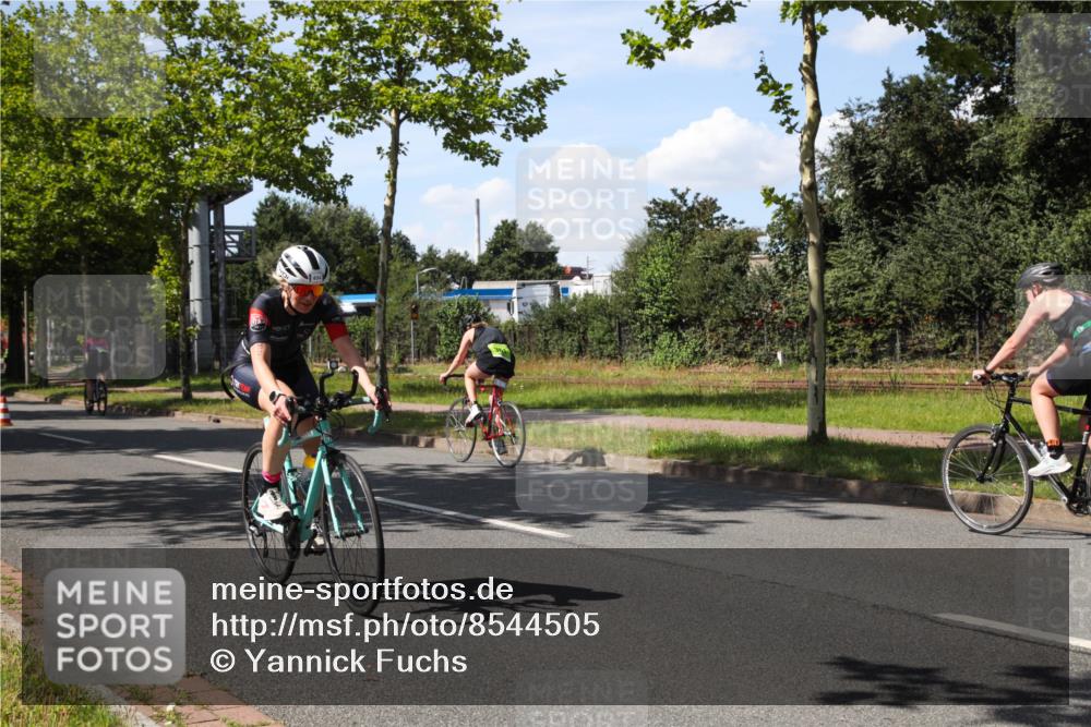 10.08.2025 - GEWOBA Citytriathlon Bremen Yannick Fuchs http://msf.ph/oto/8544505 10.08.2025 14:51:17 Radfahren 212, 338, 379, 399, 411, 468, 470, 492, 494 meine-sportfotos.de