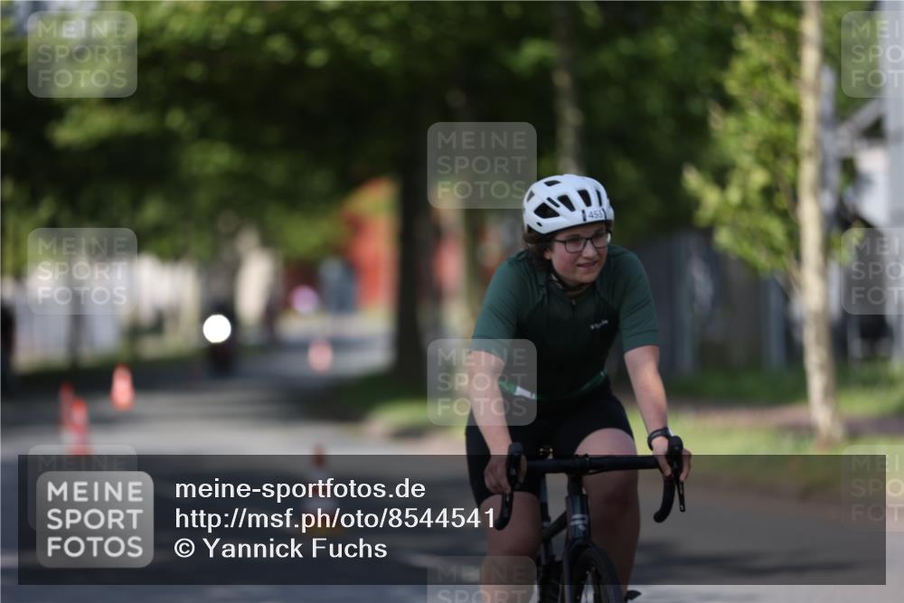 10.08.2025 - GEWOBA Citytriathlon Bremen Yannick Fuchs http://msf.ph/oto/8544541 10.08.2025 10:58:15 Radfahren 1, 125, 143, 165, 185, 402, 443, 445, 453, 472, 493, 506, 513 meine-sportfotos.de