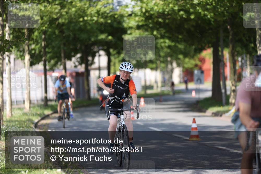 10.08.2025 - GEWOBA Citytriathlon Bremen Yannick Fuchs http://msf.ph/oto/8544581 10.08.2025 10:58:19 Radfahren 1, 125, 165, 185, 221, 402, 443, 445, 453, 472, 493, 506, 513 meine-sportfotos.de
