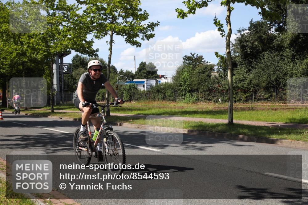 10.08.2025 - GEWOBA Citytriathlon Bremen Yannick Fuchs http://msf.ph/oto/8544593 10.08.2025 14:52:15 Radfahren 315, 321, 327, 341, 361, 381, 412, 428, 496, 520 meine-sportfotos.de