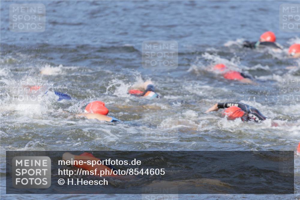 10.08.2025 - GEWOBA Citytriathlon Bremen H.Heesch http://msf.ph/oto/8544605 10.08.2025 10:03:59 Schwimmen  meine-sportfotos.de