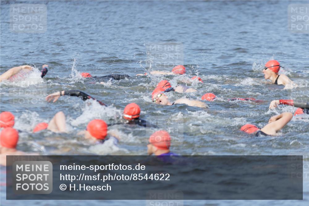 10.08.2025 - GEWOBA Citytriathlon Bremen H.Heesch http://msf.ph/oto/8544622 10.08.2025 10:04:12 Schwimmen  meine-sportfotos.de