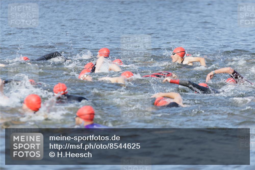 10.08.2025 - GEWOBA Citytriathlon Bremen H.Heesch http://msf.ph/oto/8544625 10.08.2025 10:04:12 Schwimmen  meine-sportfotos.de