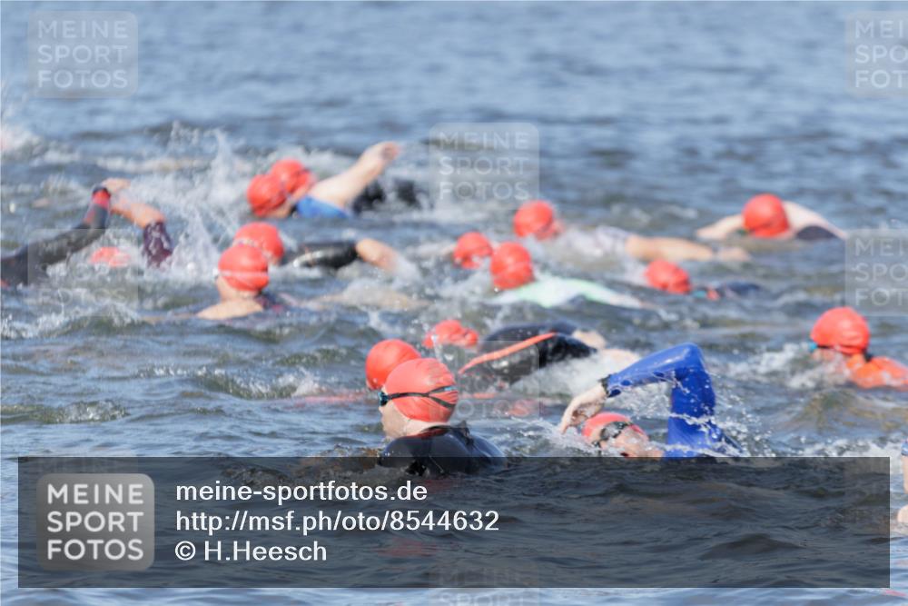 10.08.2025 - GEWOBA Citytriathlon Bremen H.Heesch http://msf.ph/oto/8544632 10.08.2025 10:04:13 Schwimmen  meine-sportfotos.de