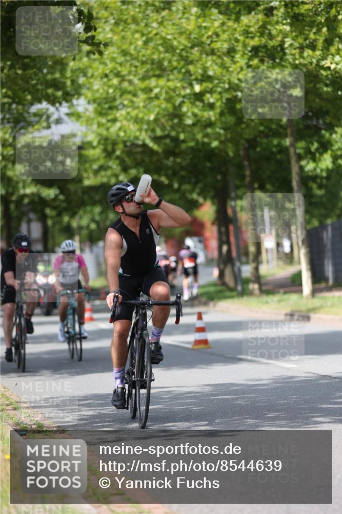 10.08.2025 - GEWOBA Citytriathlon Bremen Yannick Fuchs http://msf.ph/oto/8544639 10.08.2025 12:55:10 Radfahren 563, 591, 632, 696, 714, 728, 761, 766, 781, 794, 877, 1015 meine-sportfotos.de