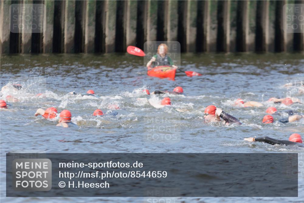 10.08.2025 - GEWOBA Citytriathlon Bremen H.Heesch http://msf.ph/oto/8544659 10.08.2025 10:04:24 Schwimmen  meine-sportfotos.de