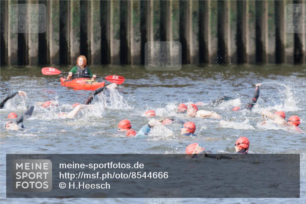 10.08.2025 - GEWOBA Citytriathlon Bremen H.Heesch http://msf.ph/oto/8544666 10.08.2025 10:04:25 Schwimmen  meine-sportfotos.de