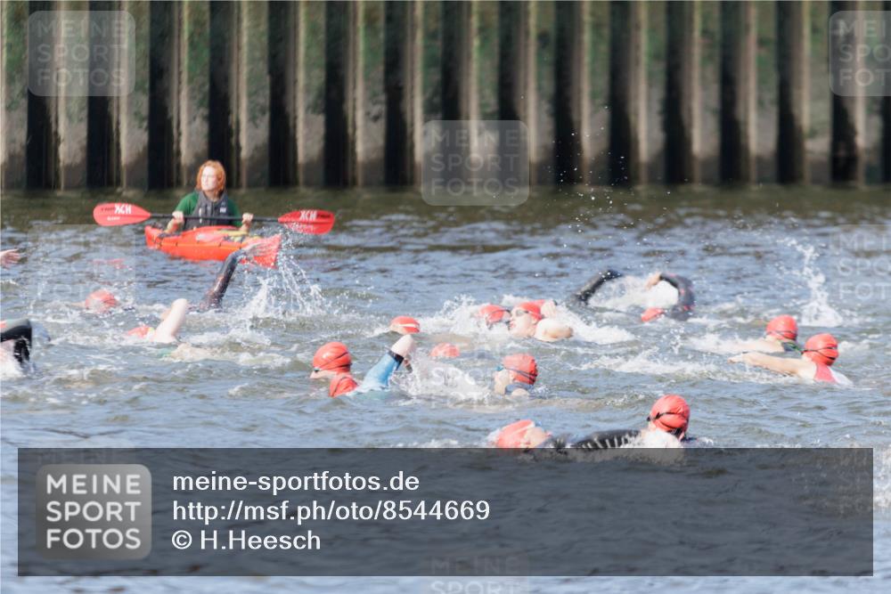 10.08.2025 - GEWOBA Citytriathlon Bremen H.Heesch http://msf.ph/oto/8544669 10.08.2025 10:04:25 Schwimmen  meine-sportfotos.de