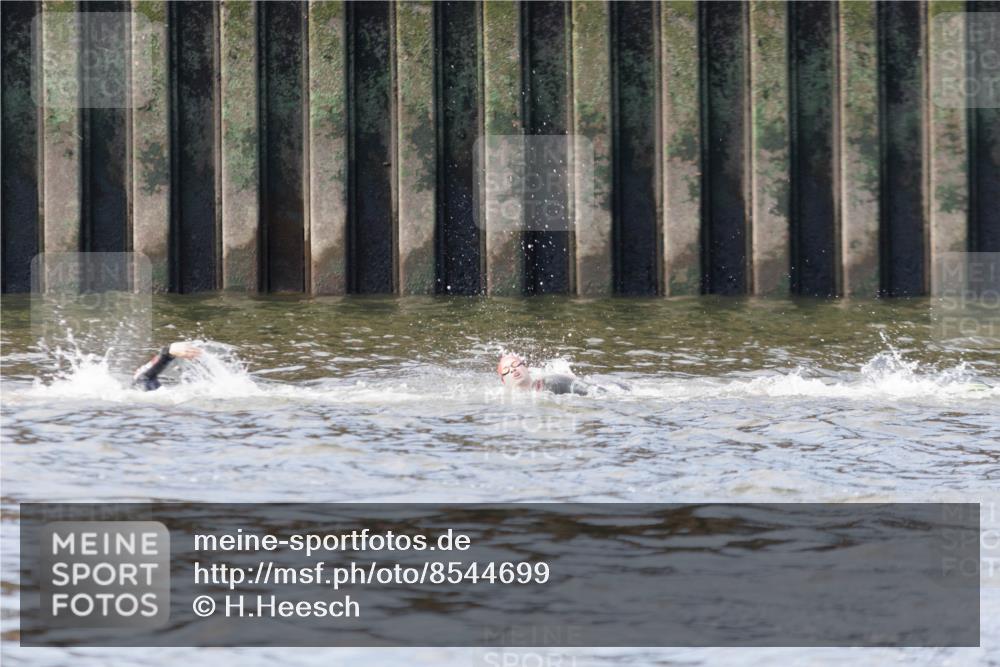 10.08.2025 - GEWOBA Citytriathlon Bremen H.Heesch http://msf.ph/oto/8544699 10.08.2025 10:04:34 Schwimmen  meine-sportfotos.de