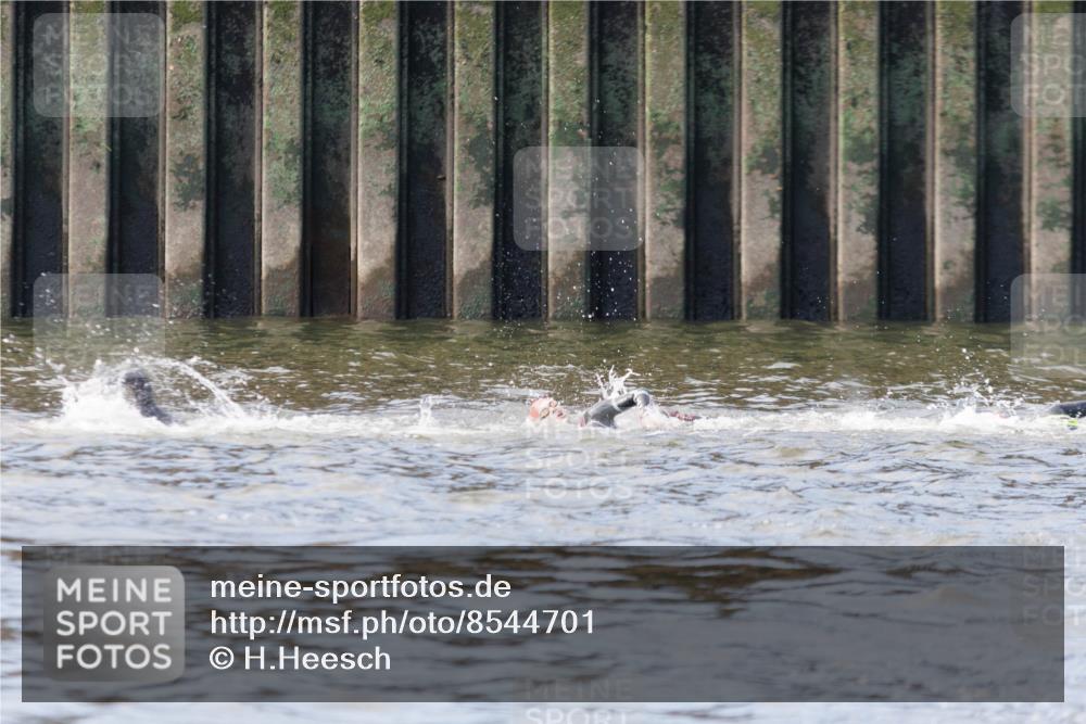 10.08.2025 - GEWOBA Citytriathlon Bremen H.Heesch http://msf.ph/oto/8544701 10.08.2025 10:04:34 Schwimmen  meine-sportfotos.de
